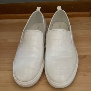 “WORN ONCE” WOMANS SHOES SIZE 9-10! IN GOOD CONDITION!